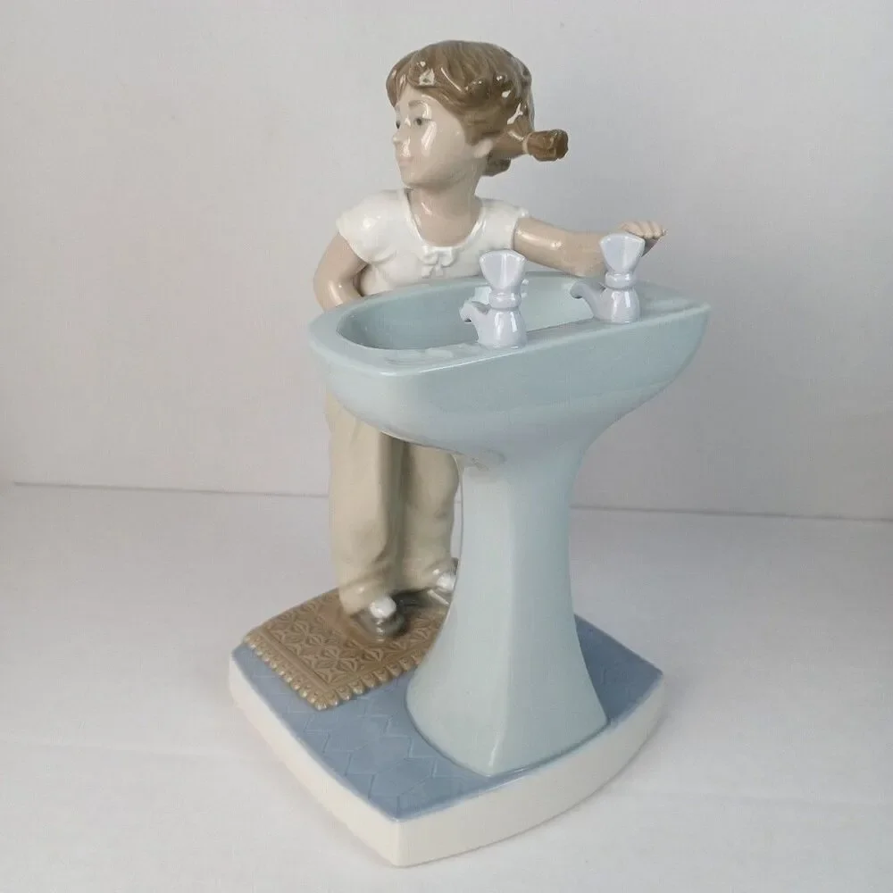 Lladro #4838 Clean Up Time Glossy  Girl at Sink Porcelain Figurine Retired 7.25